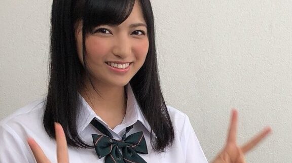 AV女優・根尾あかりが制服着るとガチの高校生に見える